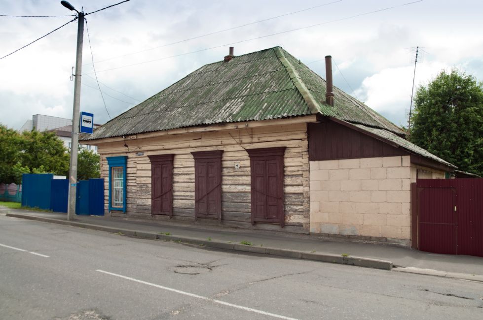 Building of a formerly Jewish-owned small shop in Rechitsa. Photographer: 	Alexander Litin, 2014.