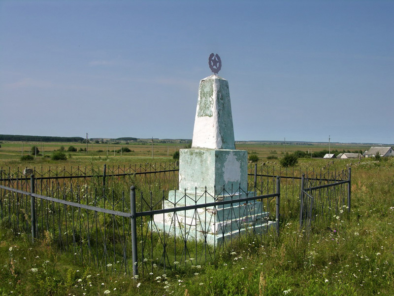 Monument at the Jewish cemetery where the remains of Jewish victims from Dribin were reburied. Photographer: 	Alexander Litin, 2008.