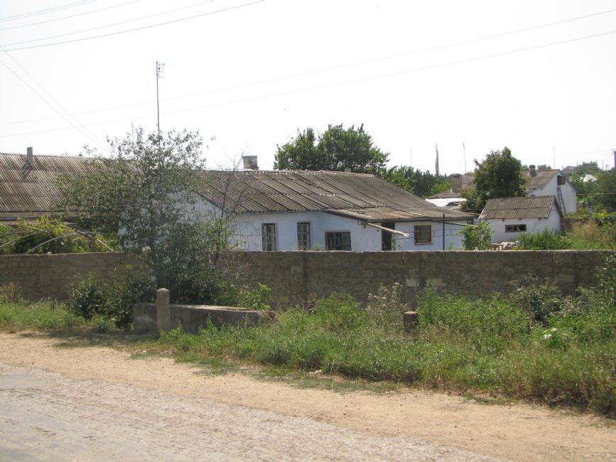 Former school building where local Jews were concentrated before their murder. Today - a private house. Photographer: 	Mikhail Tyaglyy, 2010.