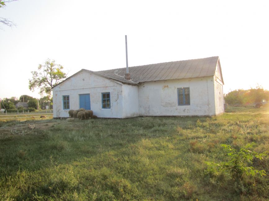 The former club building where the Jews of Oktyabrdorf (Munus Yevreyskiy) were collected before being murdered. Photographer: 	Mikhail Tyaglyy, 2010.