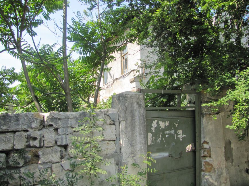 Gate of Yalta's ghetto. Photographer: 	Mikhail Tyaglyy, 2011.