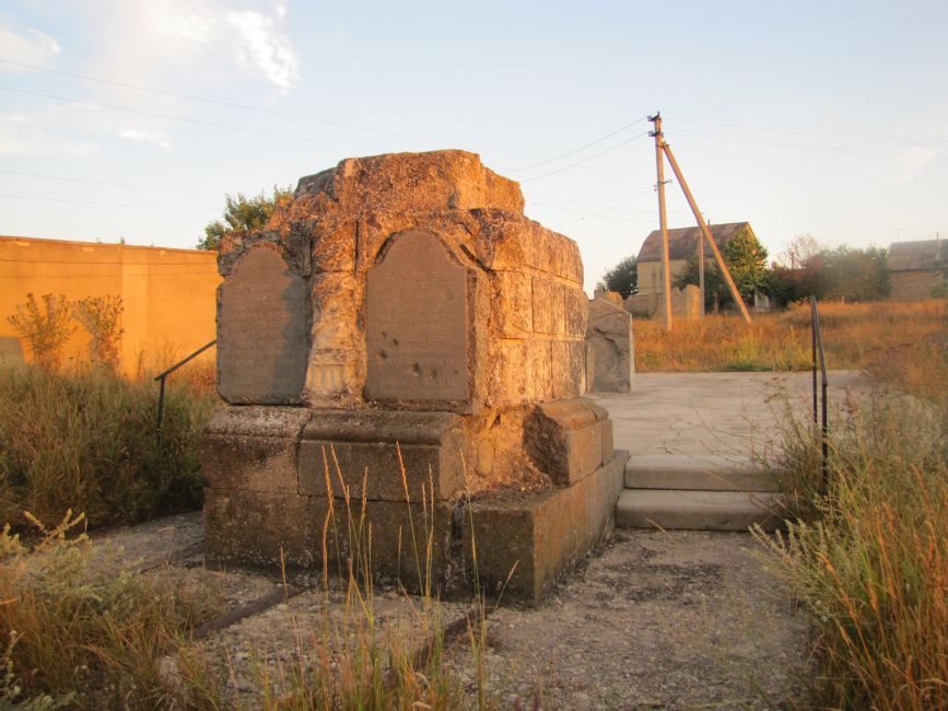 A gravestone from the former Krymchak cemetery (Adzhimali). Photographer: 	Mikhail Tyaglyy, 2011.