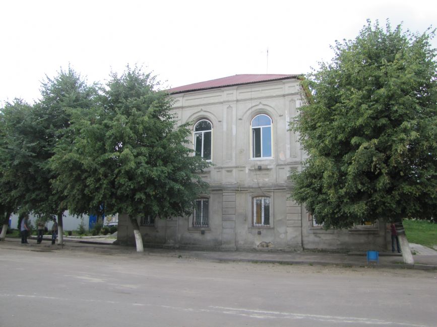 Building of a former Gorodnitsa synagogue, today the rural council premises. Photographer: 	Mikhail Tyaglyy, 2015.