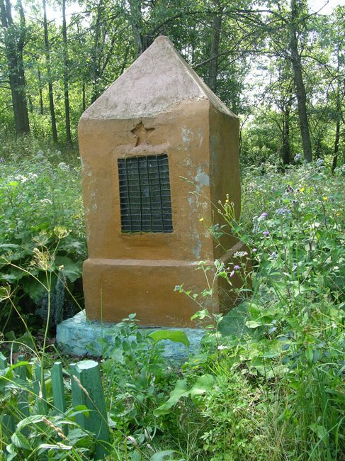 Monument at the murder site of Ryasna Jews. Photographer: 	Alexander Litin, 2008.