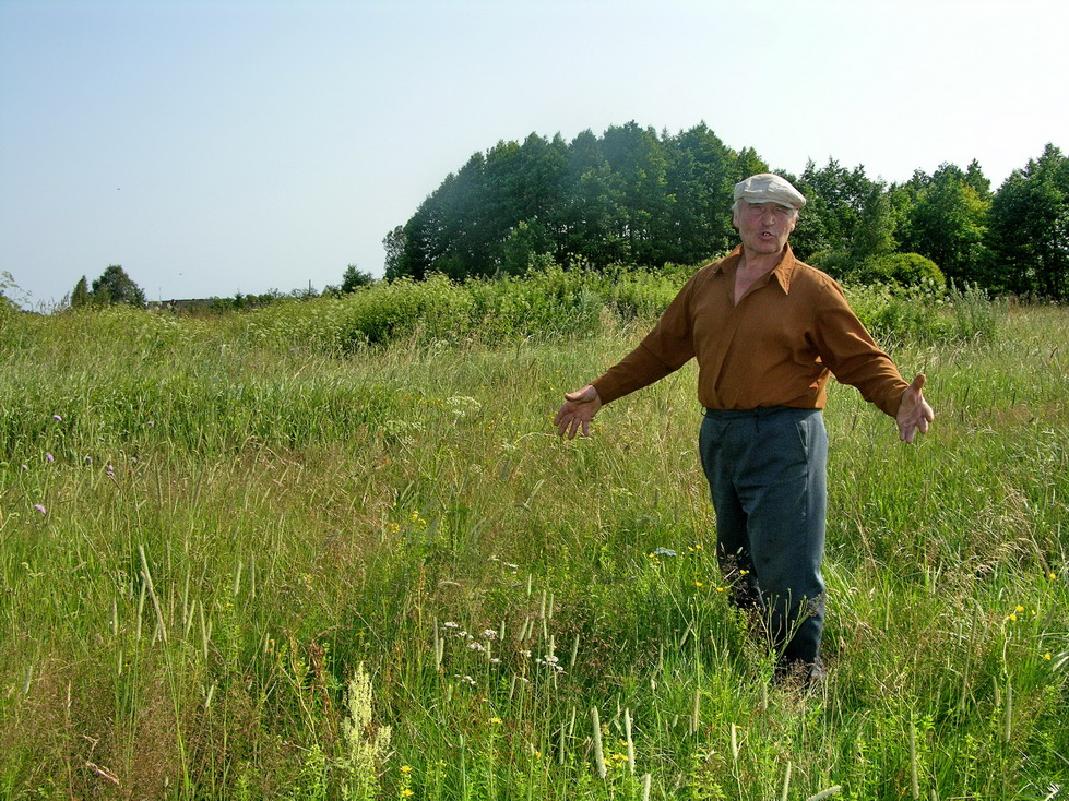 Local Belarusian shows the murder site of Pichevka Jews. Photographer: 	Alexander Litin, 2008.