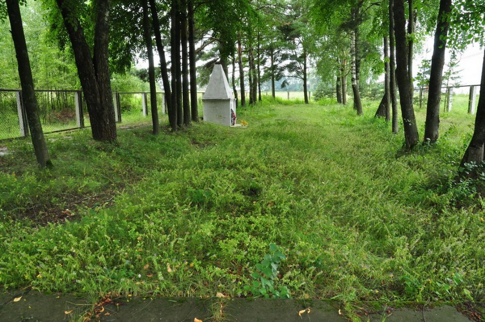 Monument at the Linen Factory murder site. Photographer: 	Alexander Litin, 2009.