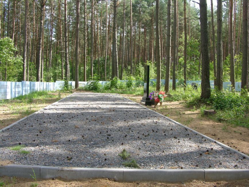 Monument at the Mkhi Ravine murder site. Photographer: 	Alexander Litin, 2008.