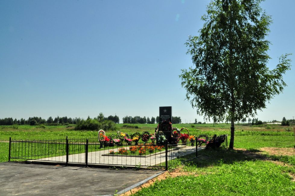 Monument located at the site where Kustyukovichi's Jews were murdered. Photographer: 	Alexander Litin, 2009.