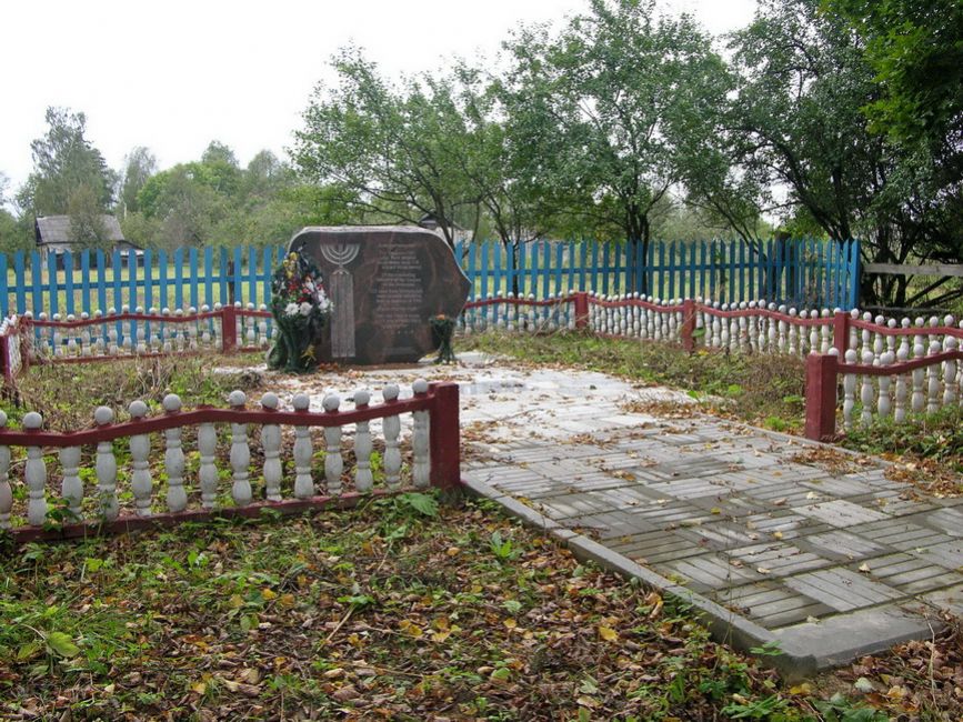 Memorial at the Miloslavichi school murder site. Photographer: 	Alexander Litin, 2008.