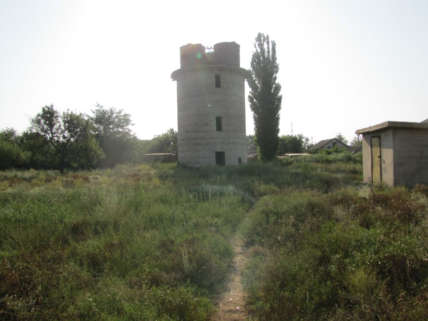 Water tower near the site where Jews were shot. Photographer: 	Mikhail Tyaglyy, 2010.