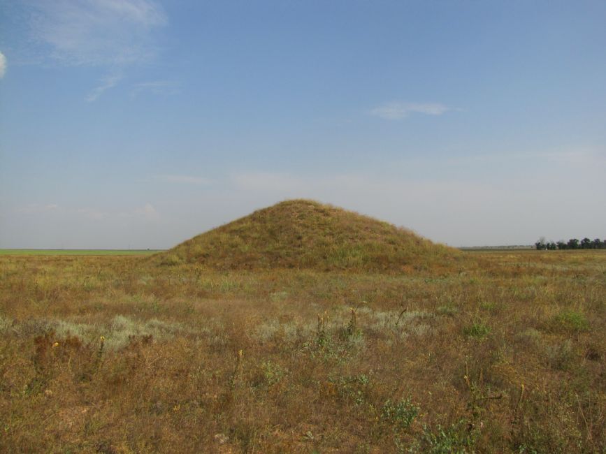 Mound near Shaumyan where, according to an eye-witness, local Jews were murdered. Photographer: 	Mikhail Tyaglyy, 2010.