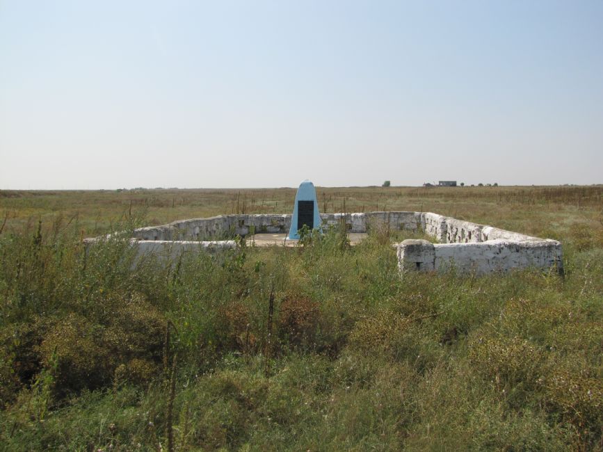 Memorial to the Jewish victims of Peretsfeld at Topchary Well murder site. Photographer: 	Mikhail Tyaglyy, 2010.