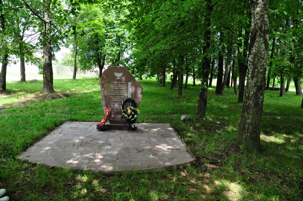 Monument at Fridova Polyana Murder site. Photographer: 	Alexander Litin, 2010.