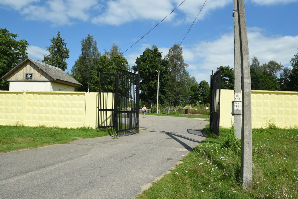 The entrance to the Staro-Ulanovskiy Jewish Cemetery. Photographer: 	Alexander Litin, 2018.