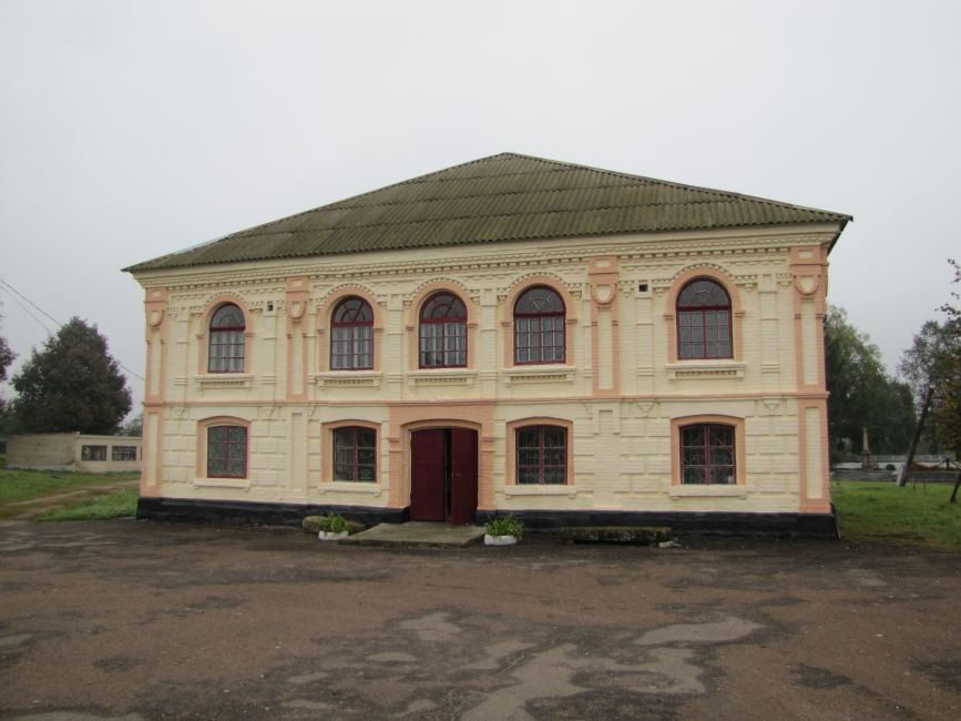 Building of the former synagogue in Pavoloch, now the museum of local lore and history. Photographer: 	Mikhail Tyaglyy, 2012.