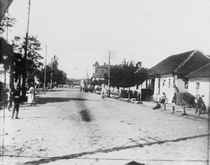A street in Khmelnik, 1920s-1930s. Photographer: 	Benjamin Lukin.