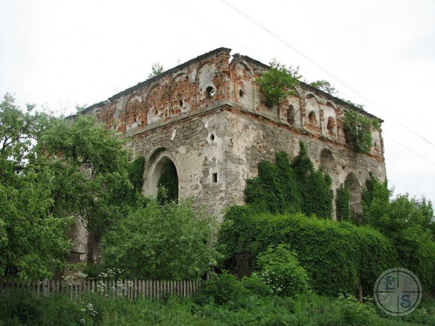 A ruined old synagogue in Satanov. Photographer: Eugene Shnaider, 2009.