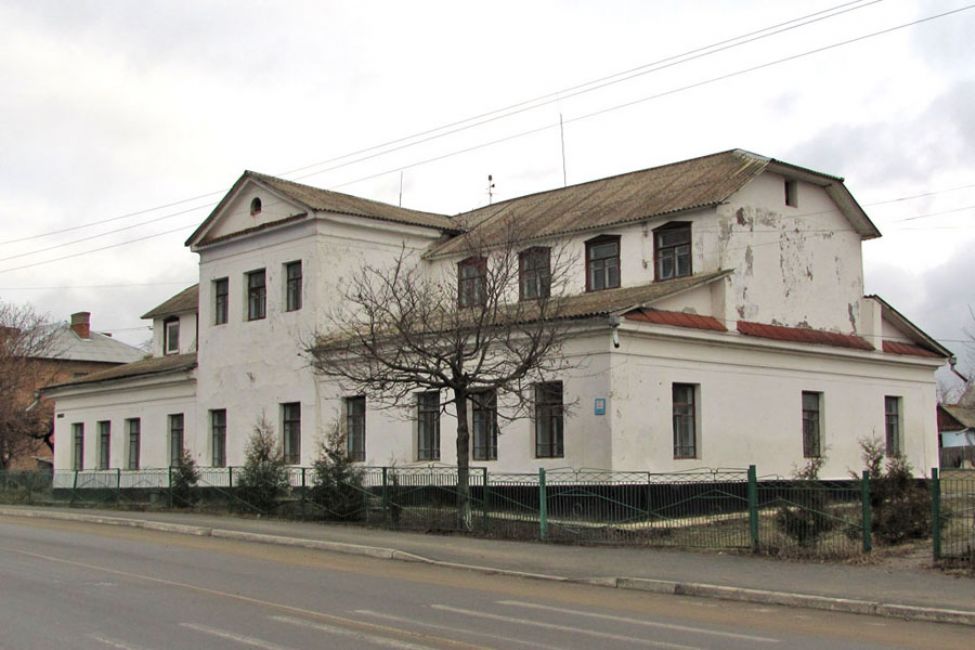 Former Yiddish school building in Izyaslav. Photographer: Eugene Shnaider, 2013.