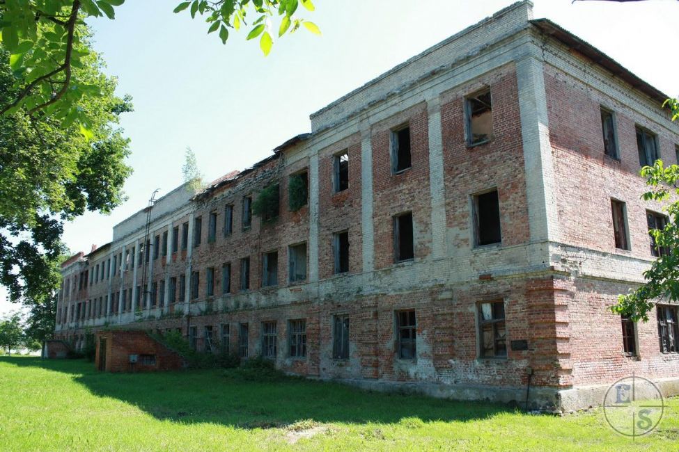 The building where Jews from Frampol and other towns where held before their execution. Photographer: Eugene Shnaider, 2013.