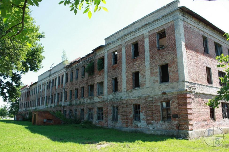 Military barrack (near the Yarmolintsy railway station) where the Jews from Gorodok and the surrounding towns were held before their murder. Photographer: Eugene Shnaider, 2013.