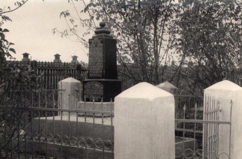 Monument at the canning factory murder site. Photographer: 	Alexander Frenkel, 1988.