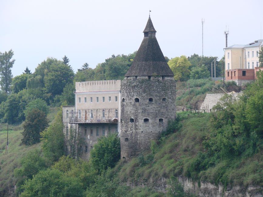 Building of the former synagogue to the left of the city tower, Kamenets Podolsk. Photographer: 	Vladimir Levin, 2007.