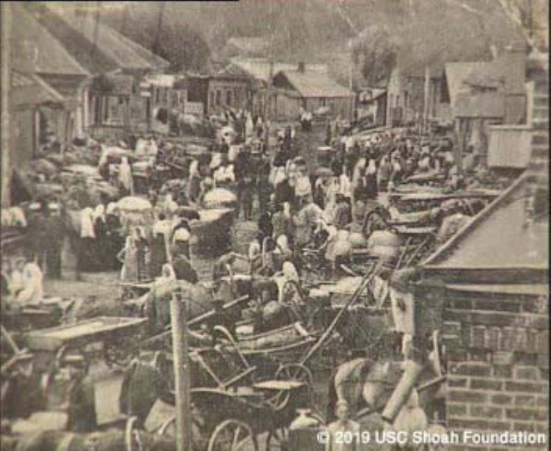 The market square in Yanovichi. A photograph from the interview with Boris Efros, USC Shoa Foundation Institute, copy YVA O.93/6471