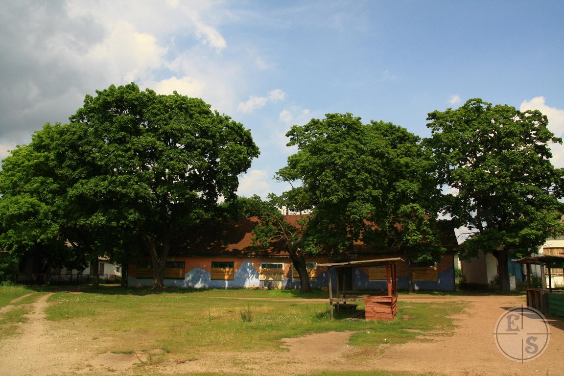 The former Yiddish school building in Ushomir, 2017. Photographer: Eugene Shnaider, 2017.