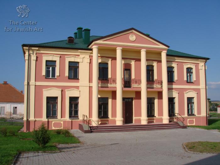 Building of former Cold synagogue in Mir, 2007. Photographer: Vladimir Levin.